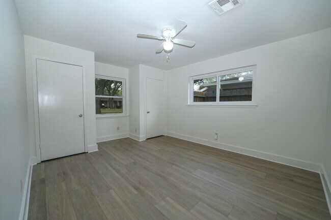 Building Photo - 5471 Loch Lomond Dr