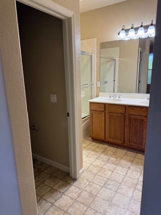 Building Photo - Gorgeous Natomas Condo