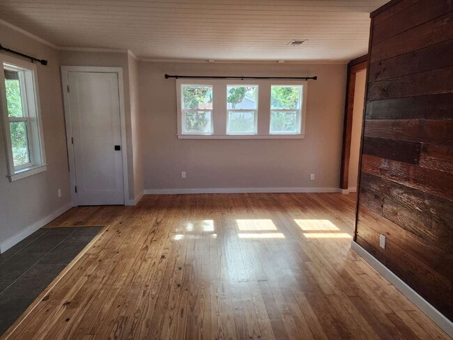 Building Photo - Cozy Craftsman style home!