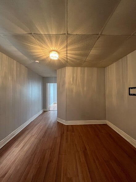 Building Photo - 104 Romaine Ave