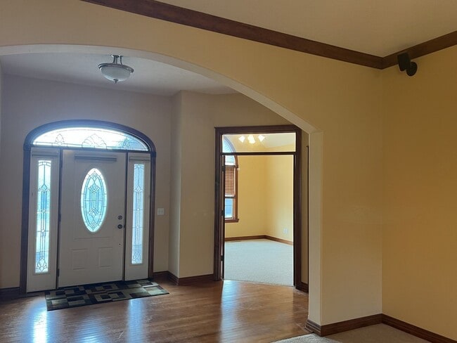 Building Photo - Spacious Family Home in Republic