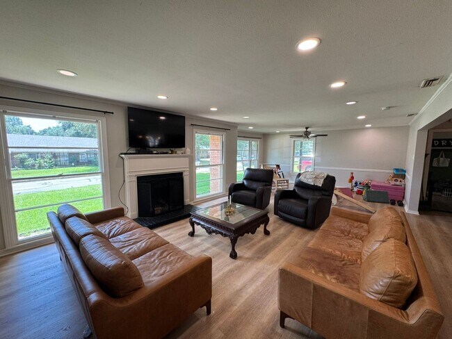 Building Photo - Coming Soon: Spacious 3 Bedroom 2 Bath-Hom...