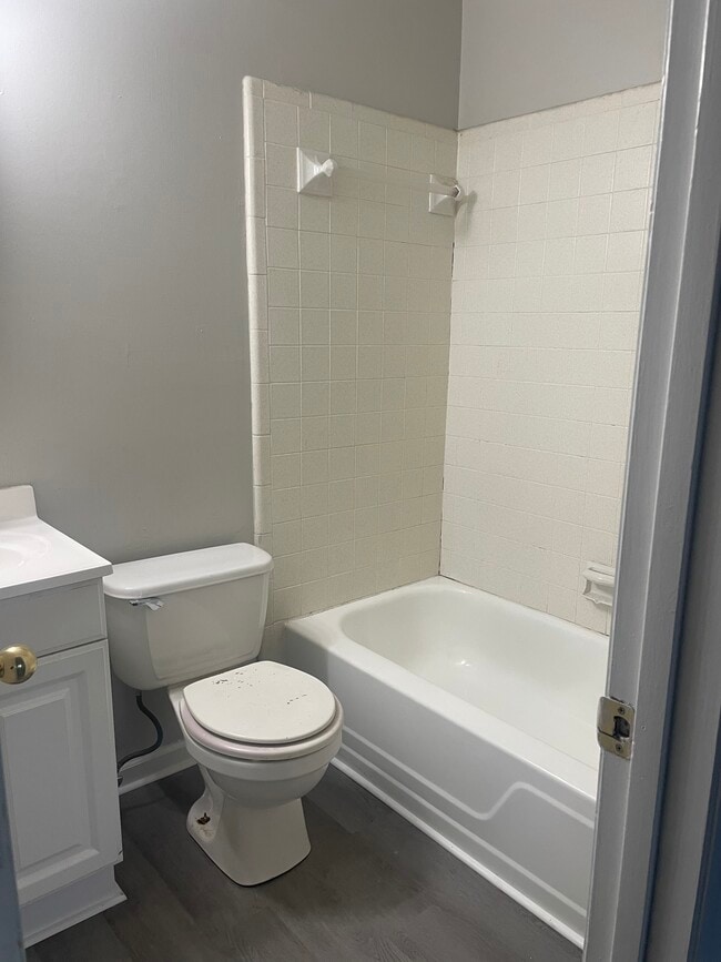 Building Photo - 221 Fountain Dr