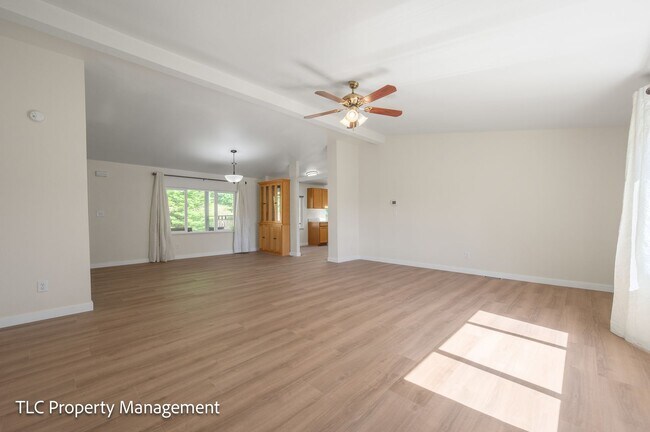 Building Photo - 3bd/2bath Home with a view!!