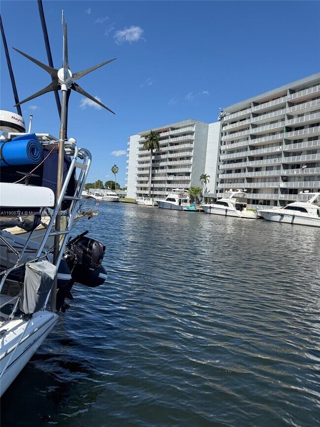 Building Photo - 2415 NW 16th St Rd