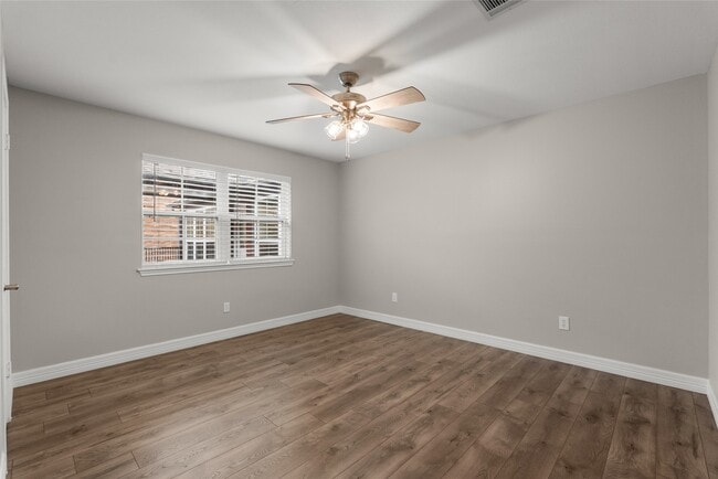Building Photo - 2105 Murfield Dr