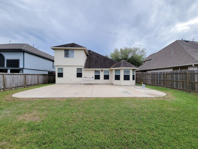 Building Photo - NICE CLEAN HOME. FORMAL LIVING DINING , DEN, BIG KITCHEN WITH BRAKFAST ROOM. TILE FLOOR IN KITCHE...