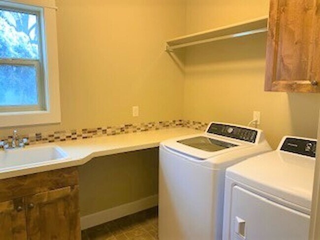 Building Photo - A Secluded, Adorable and Perfect 3 Bedroom Home Now Available!