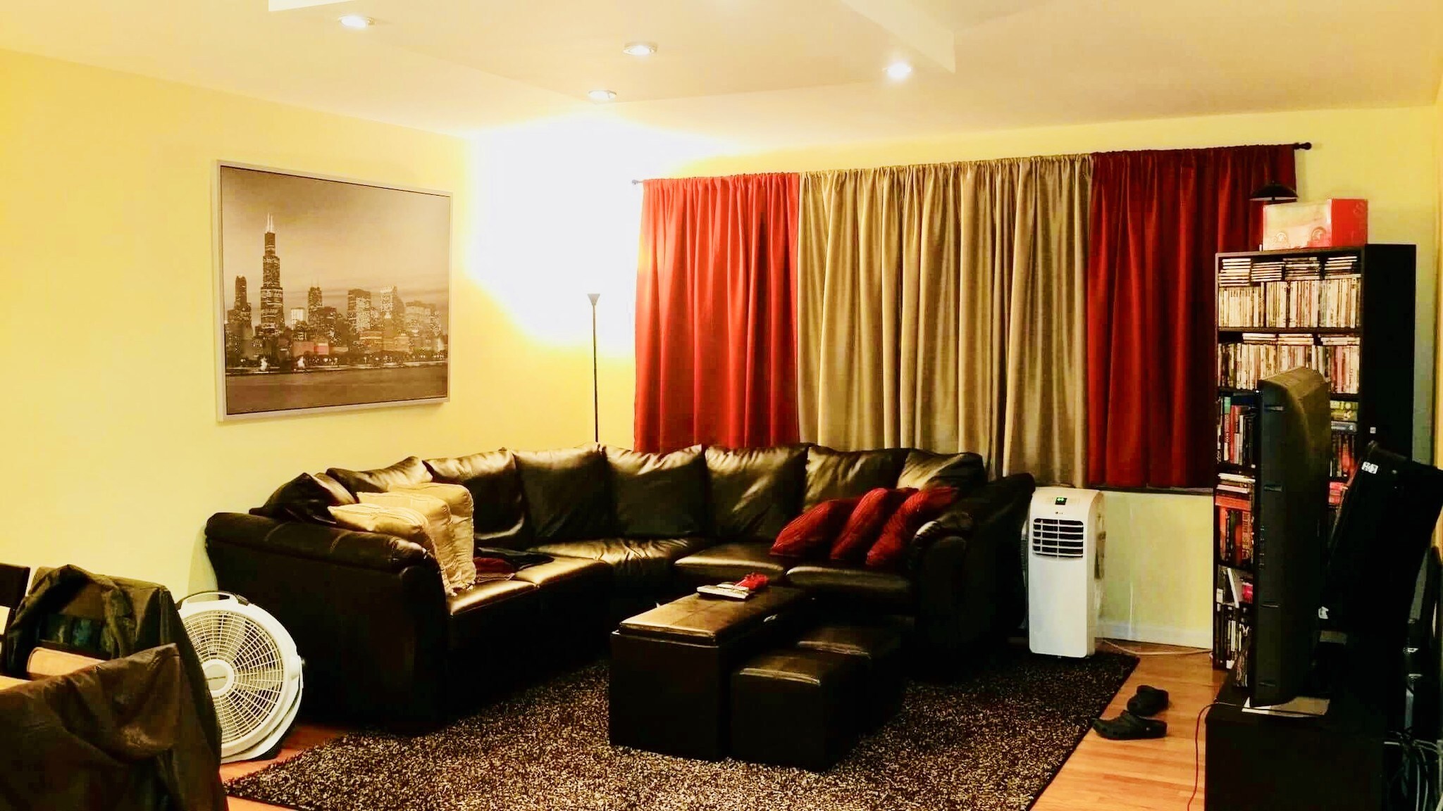 Living room - 6112 N Damen Ave