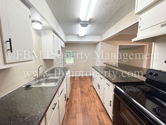 Building Photo - 713 Phillips Dr