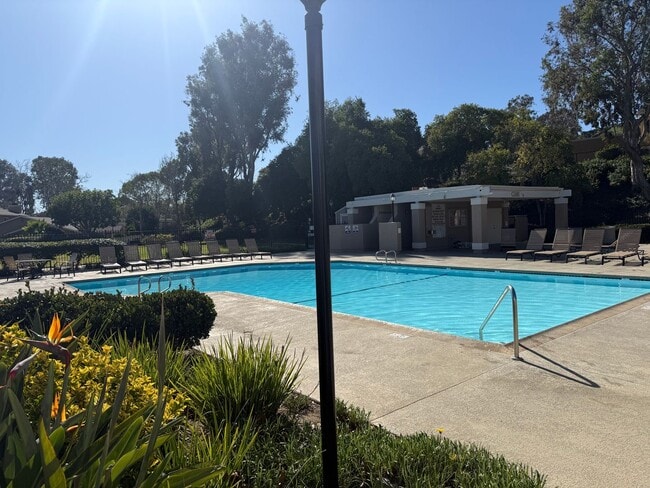 Building Photo - Beautiful 3 bedrooms corner unit condo located in Poway.