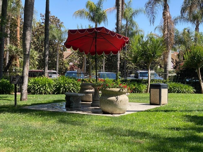 Building Photo - 2909 Huntington Blvd