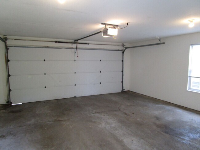 Building Photo - 5004-5006-5006 Betty Jean Way