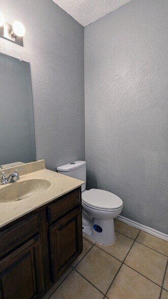 Building Photo - 1003 Vedral Pl