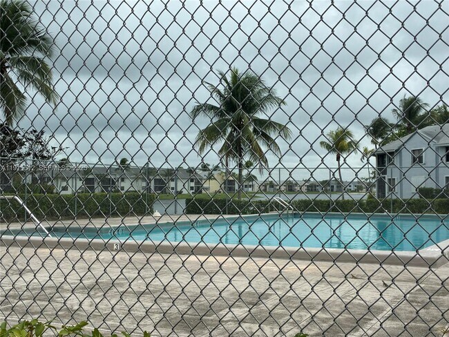 Building Photo - 999 Hamilton Dr