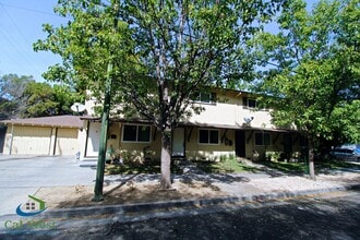 Building Photo - $2495 - 2 Bed 1.5 Remodeled 2 Story Towhn Home Near Keily and Saratoga