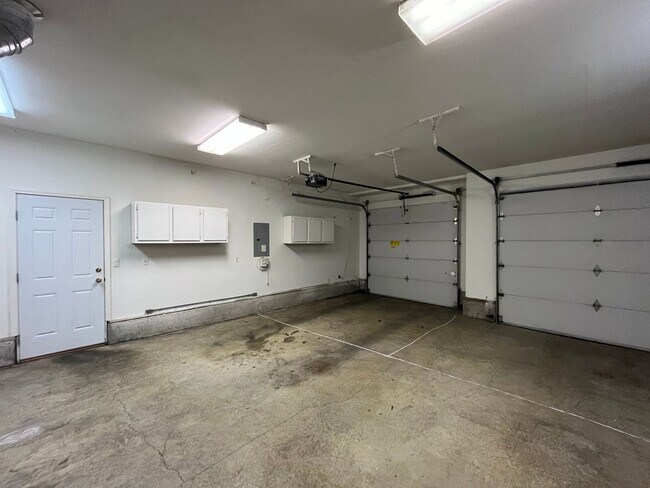 Building Photo - Clackamas Ranch 3 bedroom 2 bathroom - W/D...