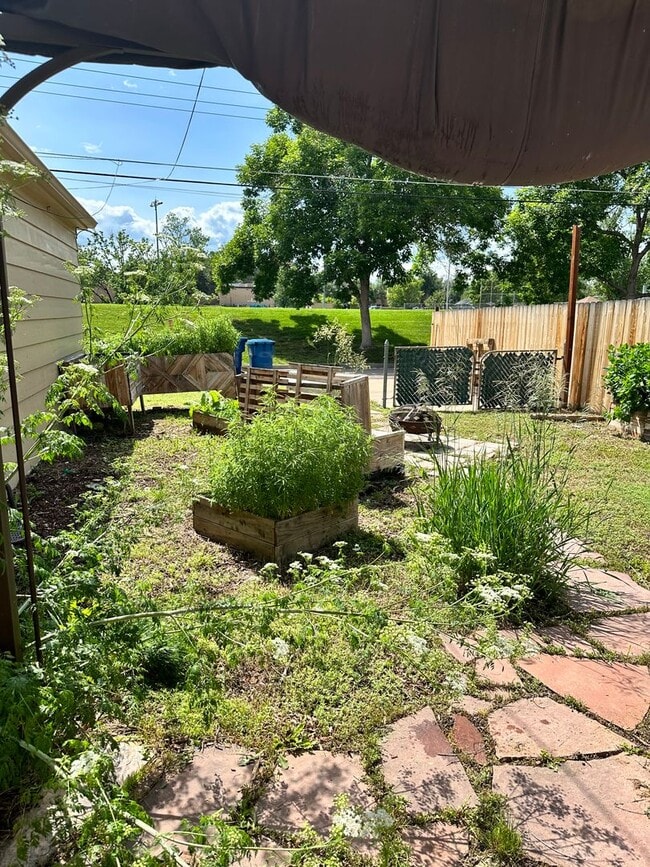 Building Photo - Awesome ranch style home 2bed+2offices 2ba...