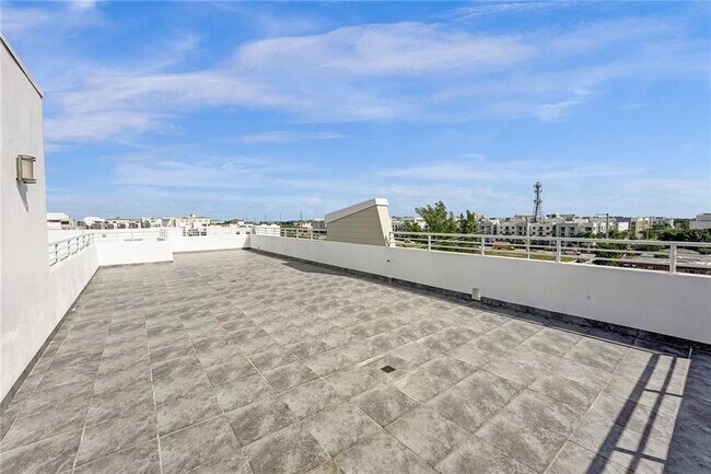 Building Photo - 110 SE 2nd St