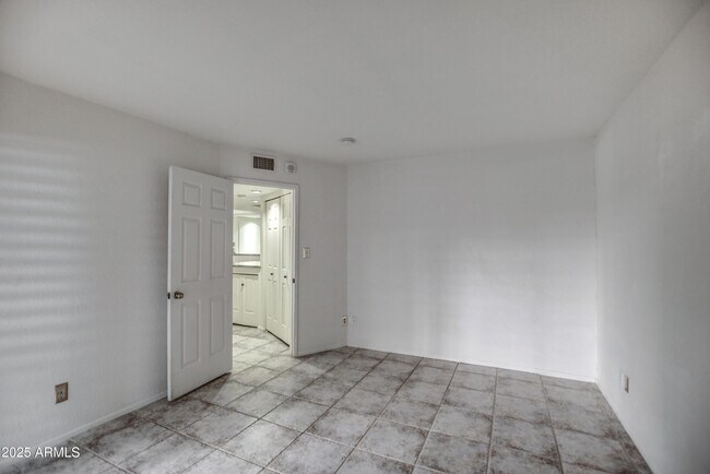 Building Photo - 4303 E Cactus Rd