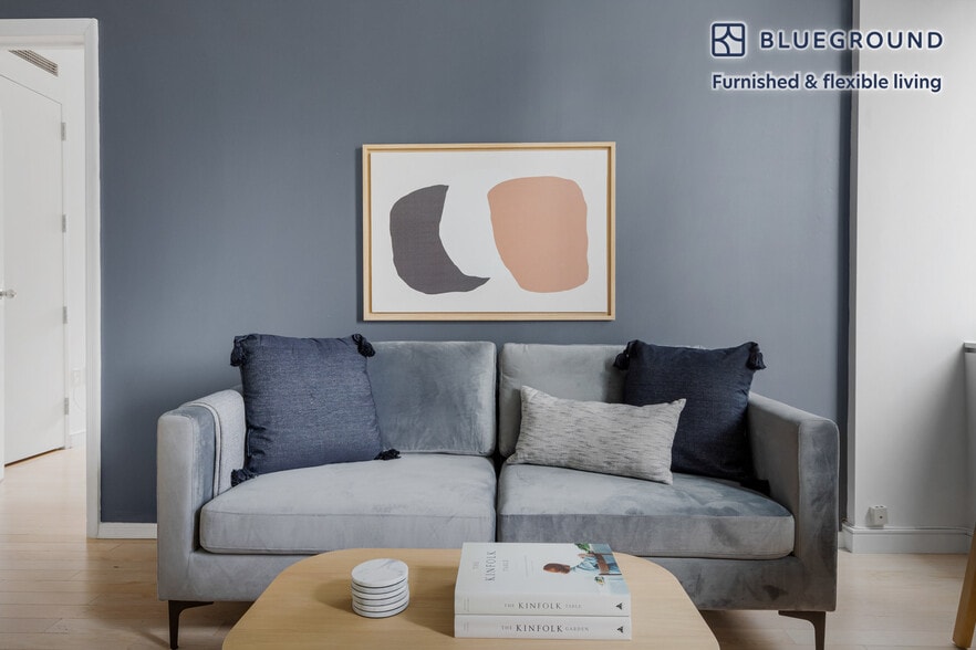 Building Photo - 70 W 45th St