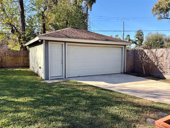 Building Photo - 5019 Poinciana Dr