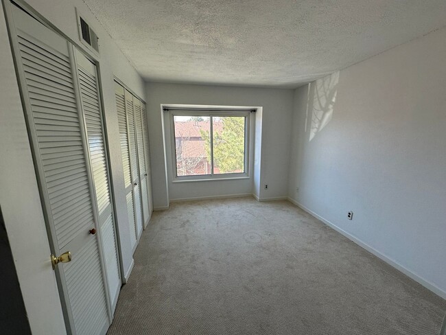 Building Photo - 2 Bedroom +Loft Condo/ 1 full bathroom in ...