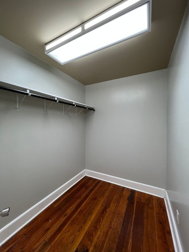 Building Photo - Studio loft in a Great downtown location