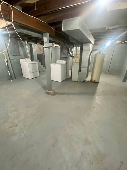 Building Photo - 810 W 77th St