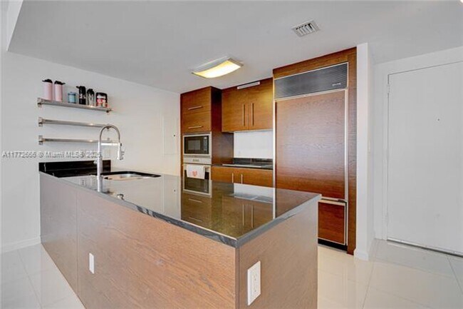 Building Photo - 475 Brickell Ave