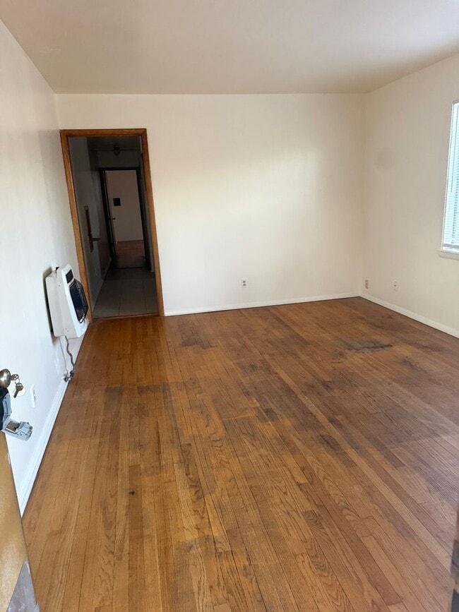 Building Photo - For Lease: Charming 1-Bedroom Duplex in the Heart of Yukon!