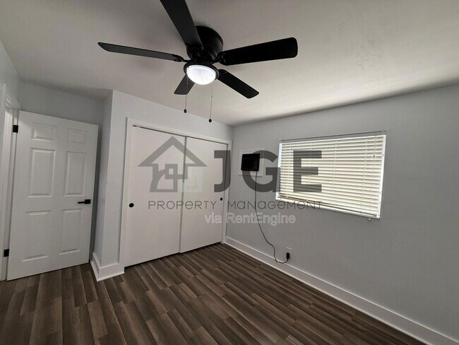 Building Photo - 810 Lake Shore Dr