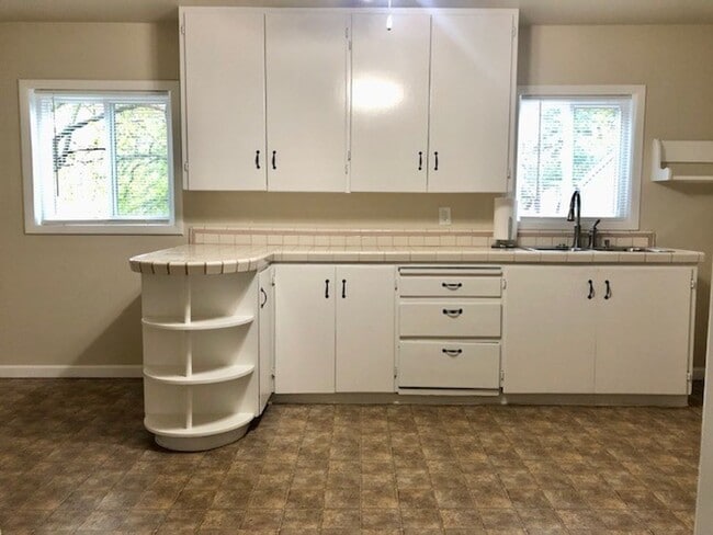 Building Photo - Charming 2 bedroom, 1 bath home near Sutte...