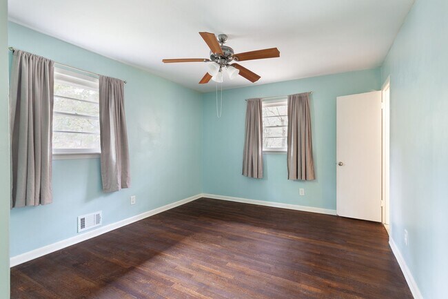 Building Photo - Very Spacious 4/3 w/ Finished Basement in Great Smyrna Location!