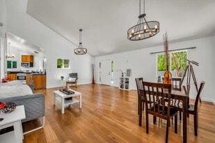 Building Photo - 910 N Hayworth Ave