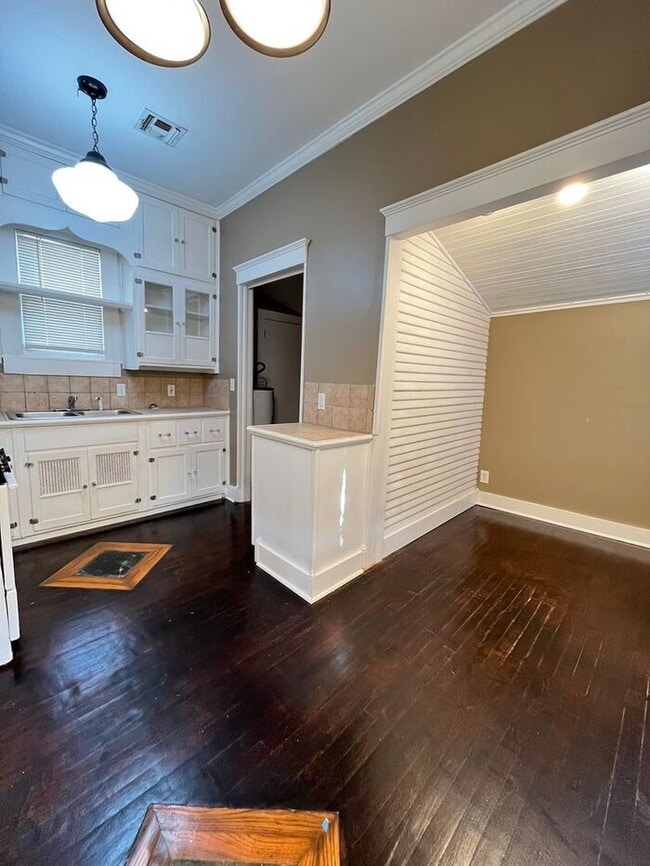 Building Photo - Studio Cottage located in Aurora Addition of NW OKC