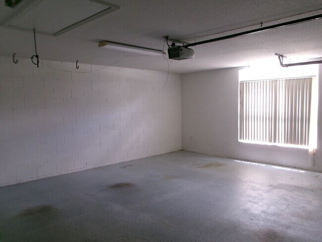 Building Photo - 12415 Lake Valley Dr