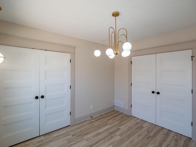 Building Photo - 922