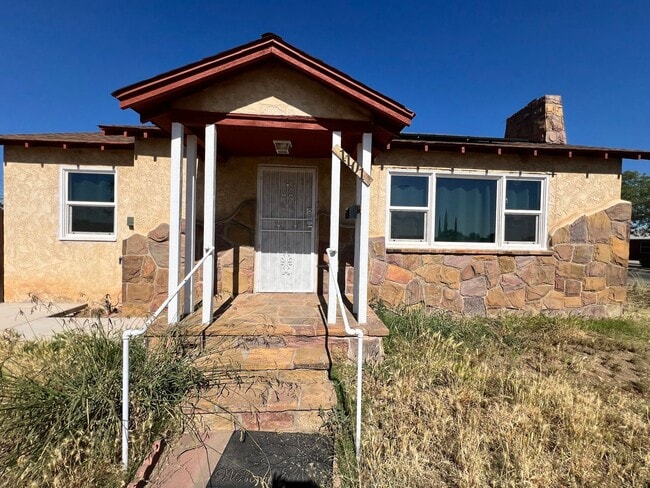 Building Photo - Madera home for rent- corner lot with solar