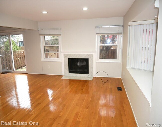 Building Photo - 5082 Buckingham Pl Dr