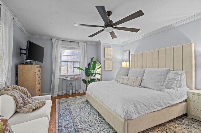 Building Photo - Spacious Townhome Available in Downtown Gr...