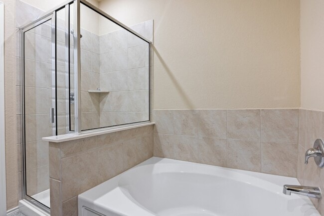 Building Photo - "Spacious 4-Bed Oasis with Granite Counter...