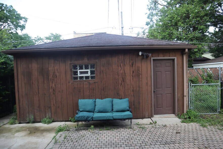 Building Photo - 7423 S Euclid Ave