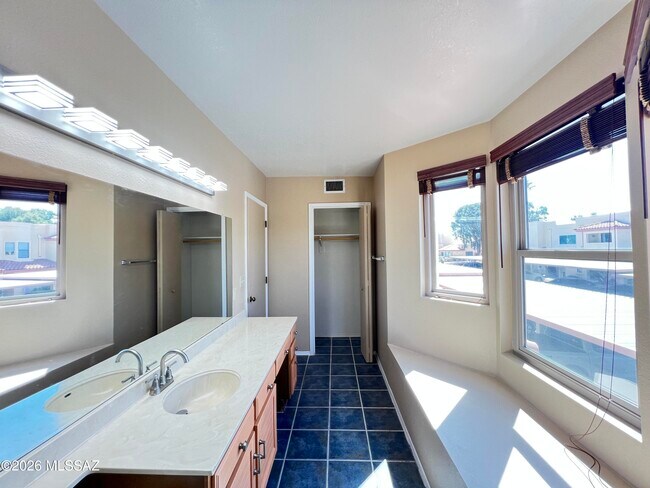 Building Photo - 10117 E Arizmo St