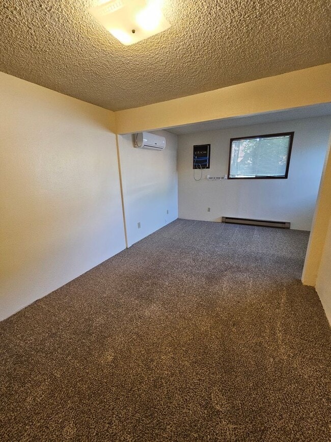 Building Photo - Private house, in great location!