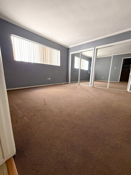 Building Photo - 625 N Flores St