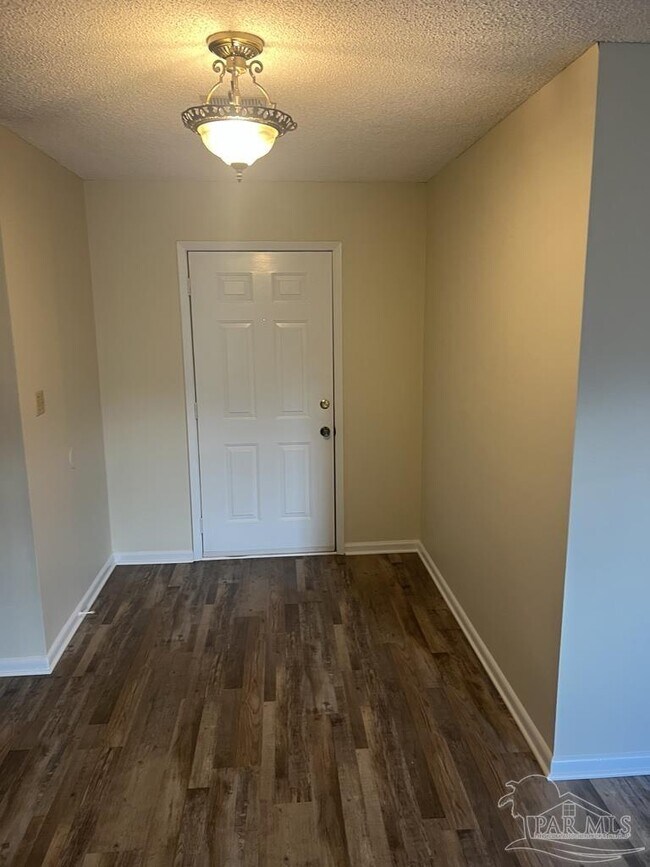Building Photo - 4050 Claiborne Cir