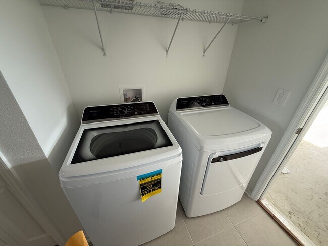 Building Photo - HAINES CITY: 3 Bed/2 Bath/2 Car Garage SFH...