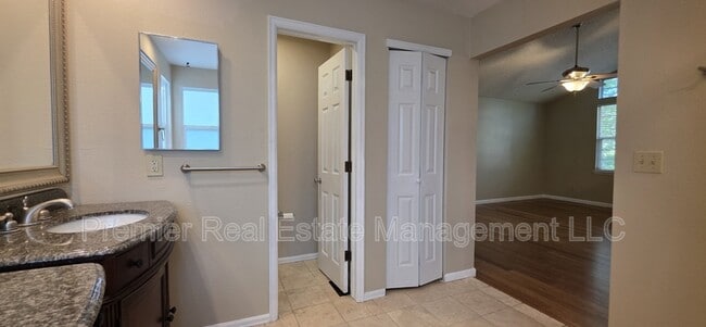 Building Photo - 572 W Jamison Pl