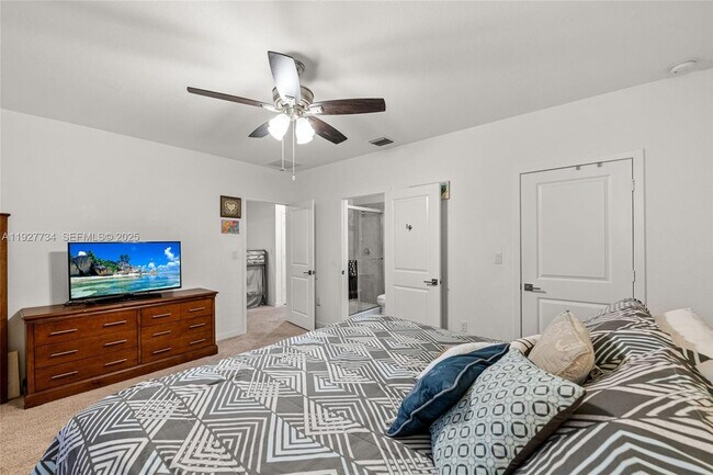 Building Photo - 525 NE 6th Pl